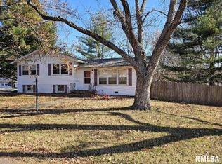 900 Blueberry Hill Ave, Mount Vernon, IL