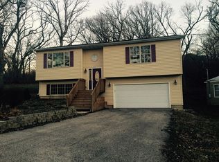 5230 E Lake Shore Dr, Wonder Lake, IL 60097