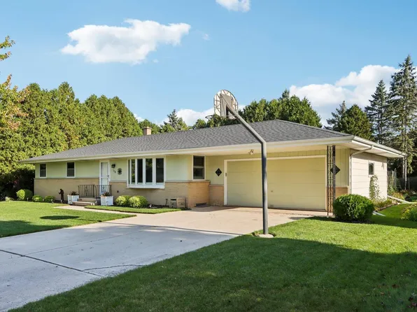 238 Summit DRIVE, Fredonia, WI 53021