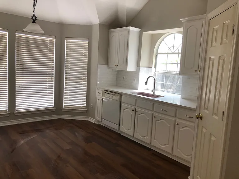 1406 Oxford Dr — Photo 4