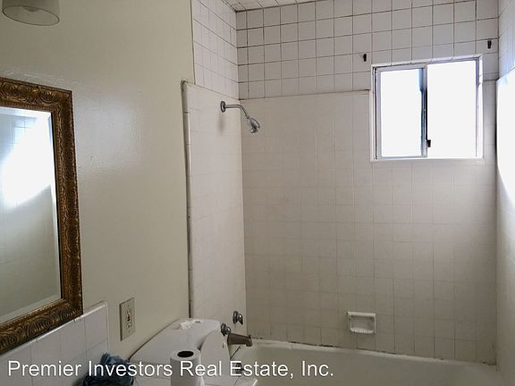 3rd image of 1015 W Flora St