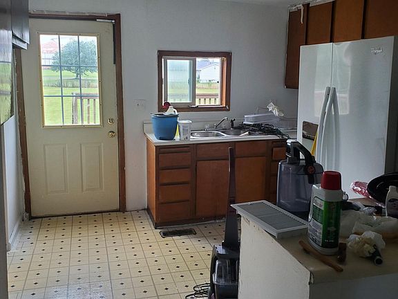 3rd image of 662 W 1st St