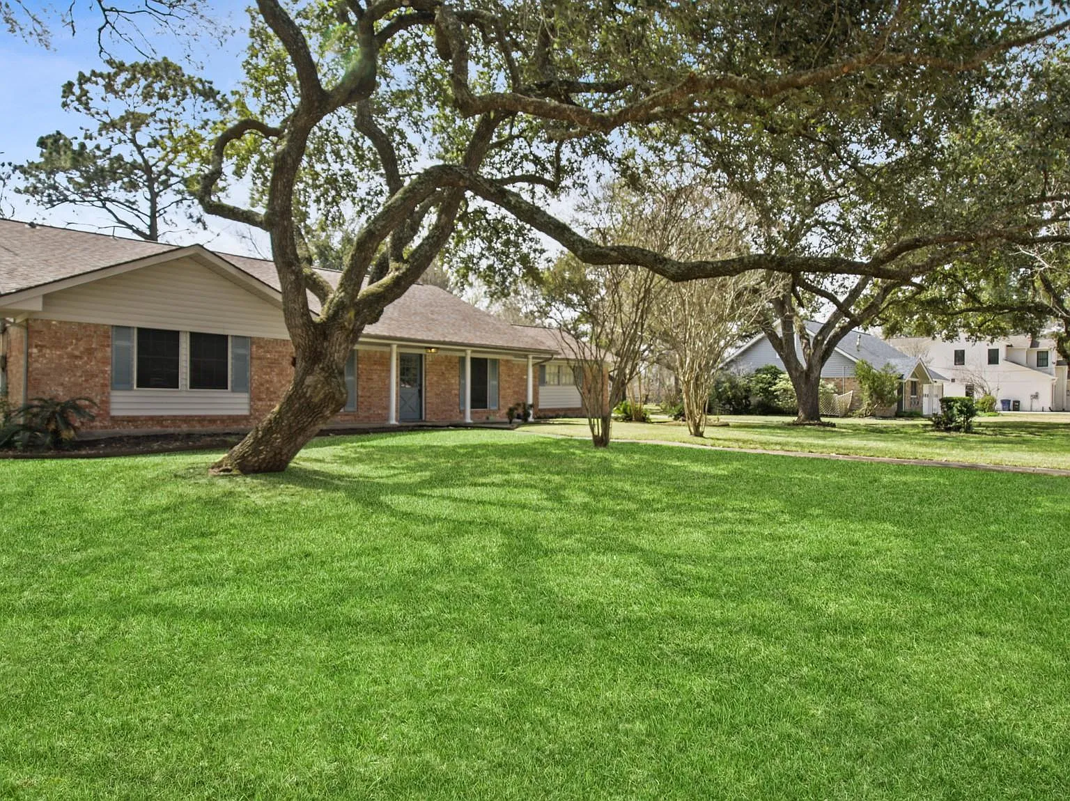 4 bed, 2.0 bath, 2545 sqft, $2,800 — Photo 2