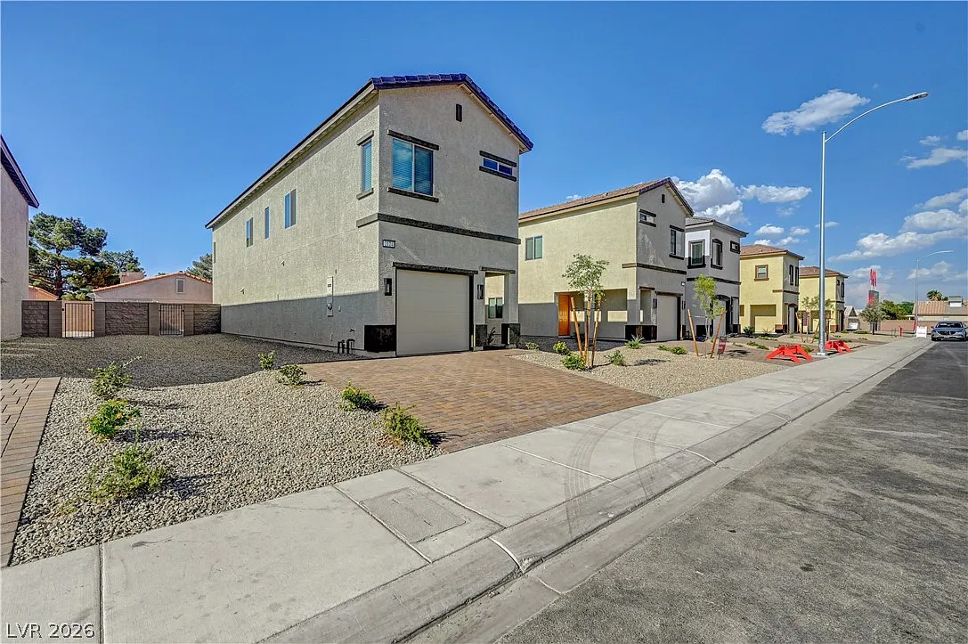 4 bed, 2.5 bath, 1614 sqft, $2,450 — Photo 2