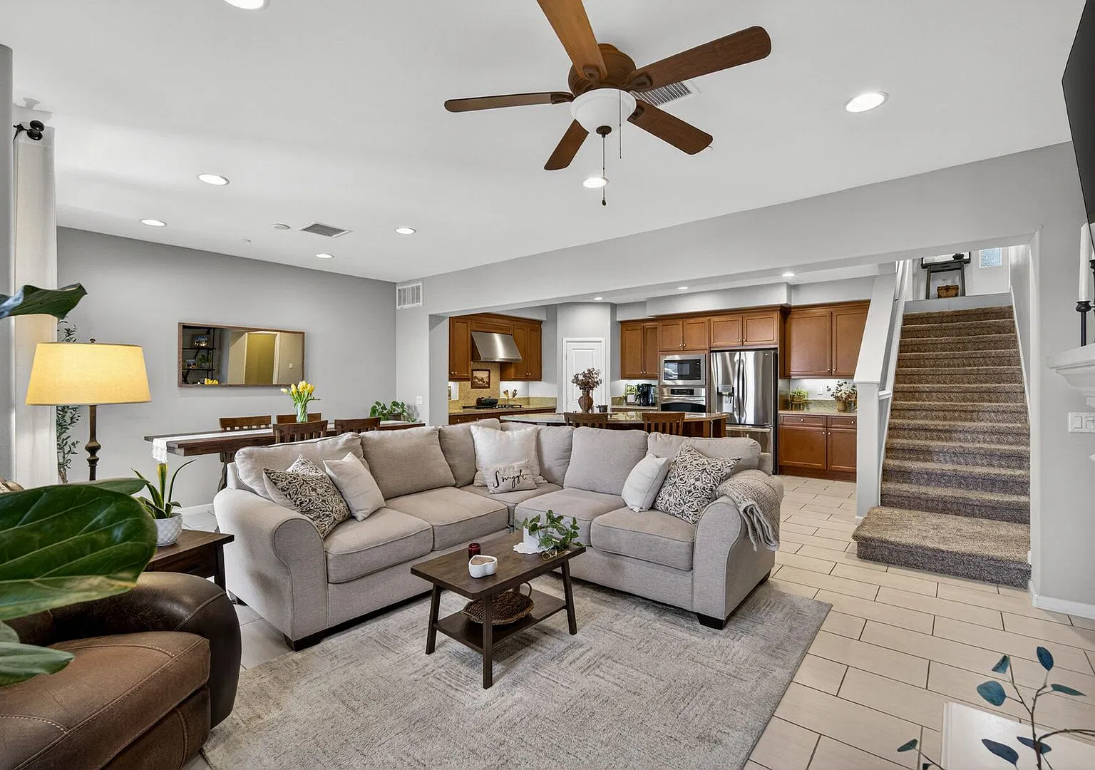 4 bedroom + Bonus Room - Luxury End-Unit Townhome with Panoramic Views — Photo 3