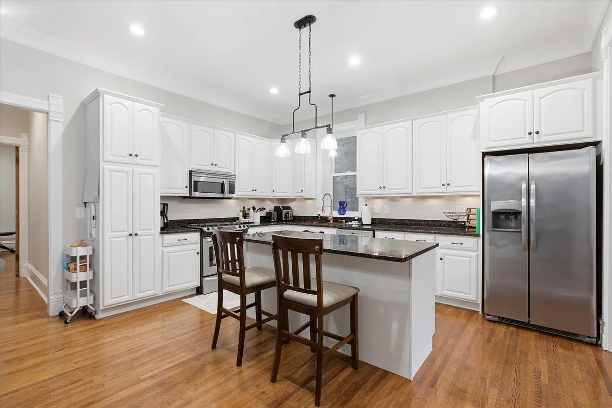 3 bed, 2.5 bath, 1800 sqft, $5,750 — Photo 2