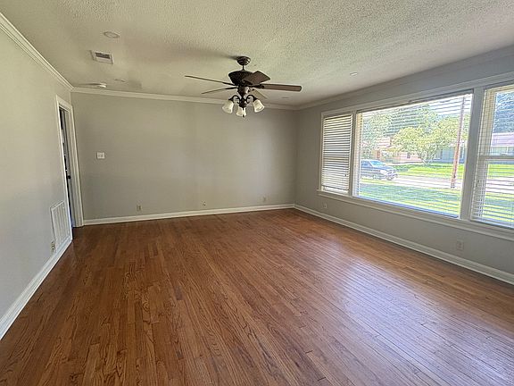 3rd image of 366 Gloria Ave