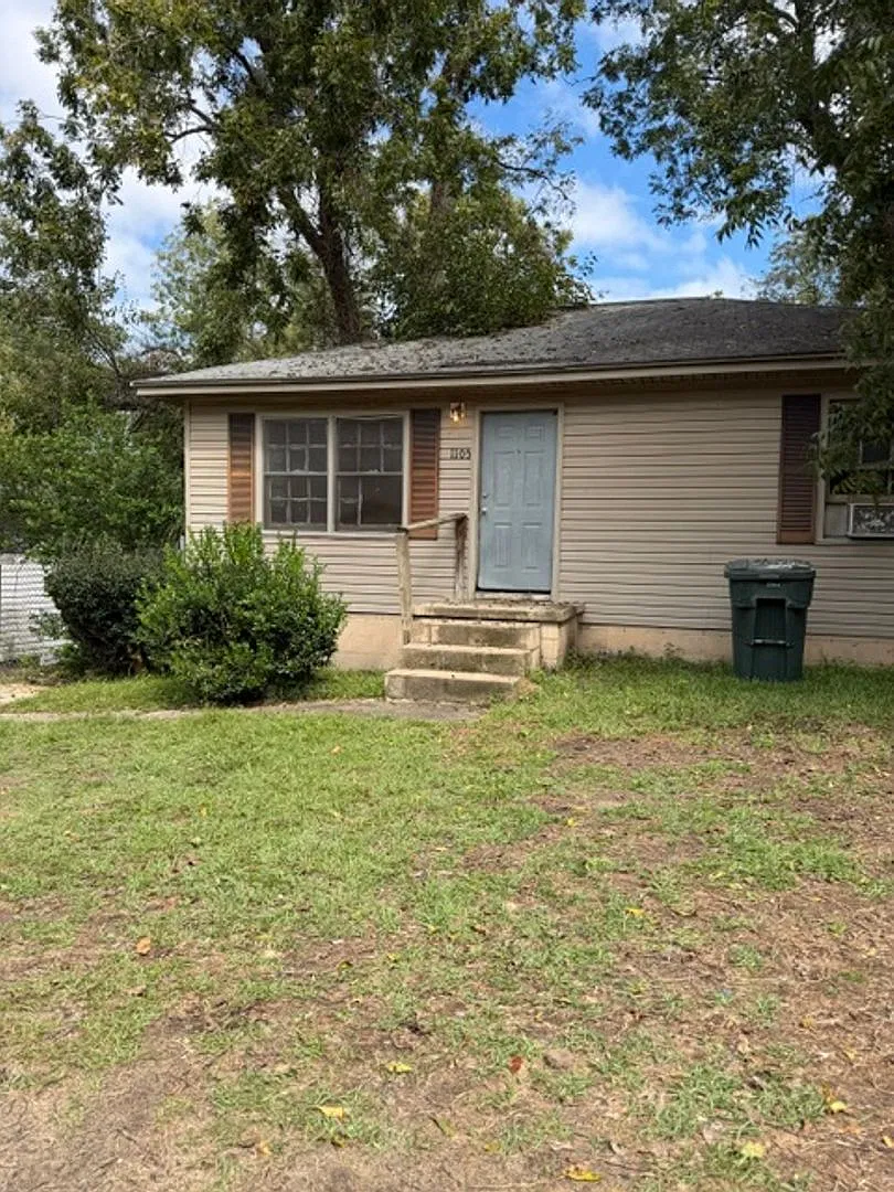 1105 Barton Dr — Photo 2