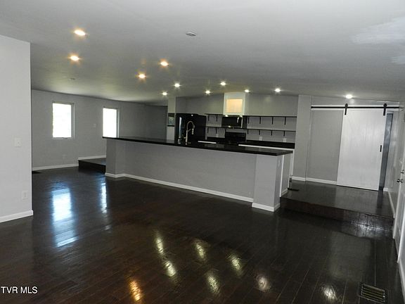 4th image of 2206 Hall St
