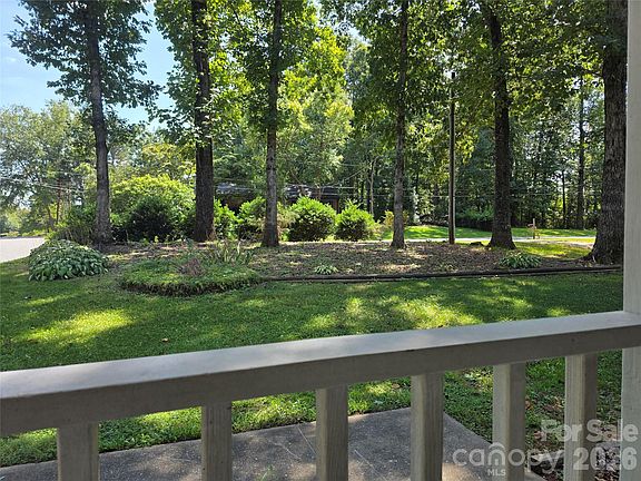 2nd image of 1190 Landsdowne Dr