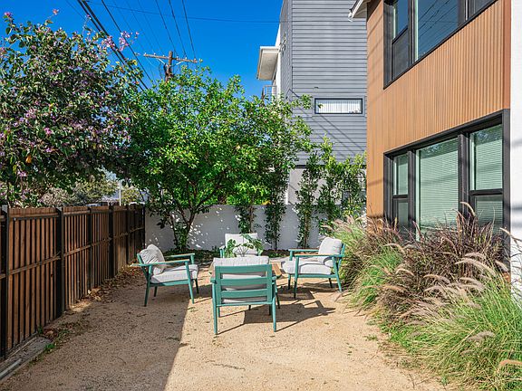 5th image of 2046 S Burnside Ave