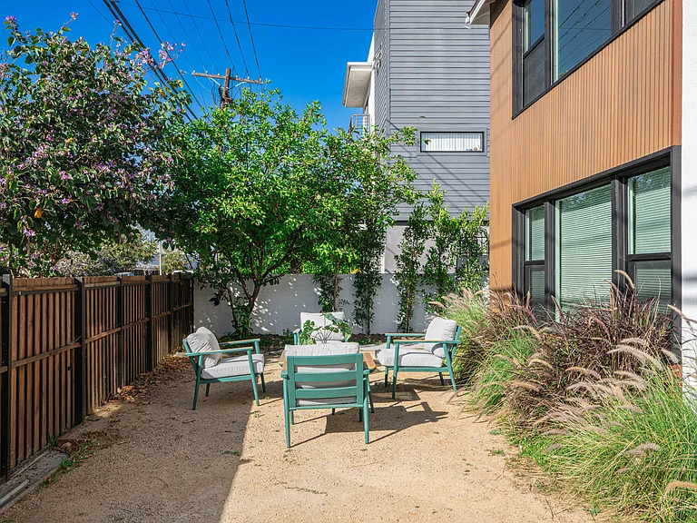2046 S Burnside Ave — Photo 5