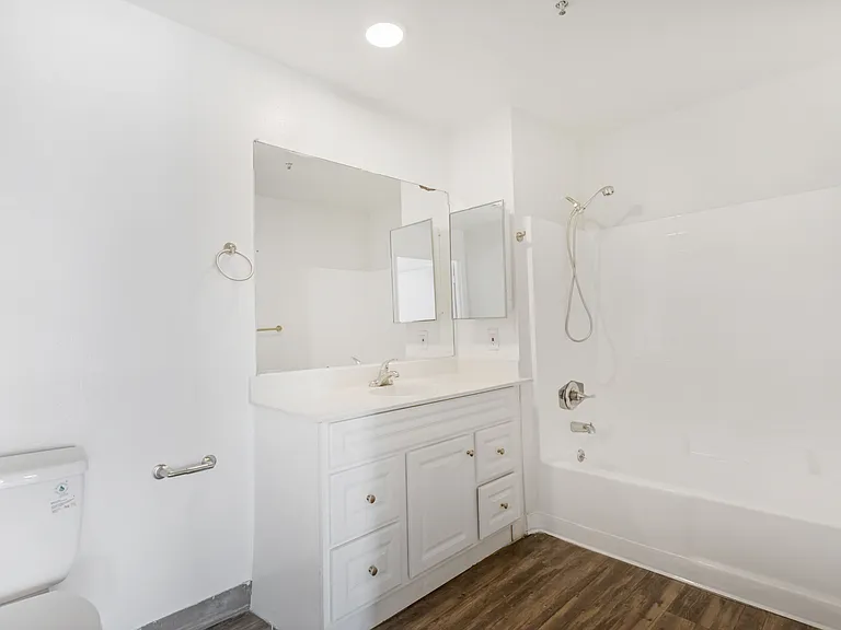 Harbor City Lights Apartments — Photo 14