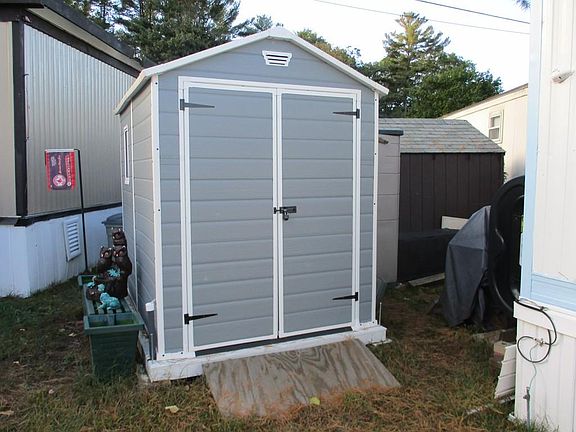 4th image of 15 Gladys Dr
