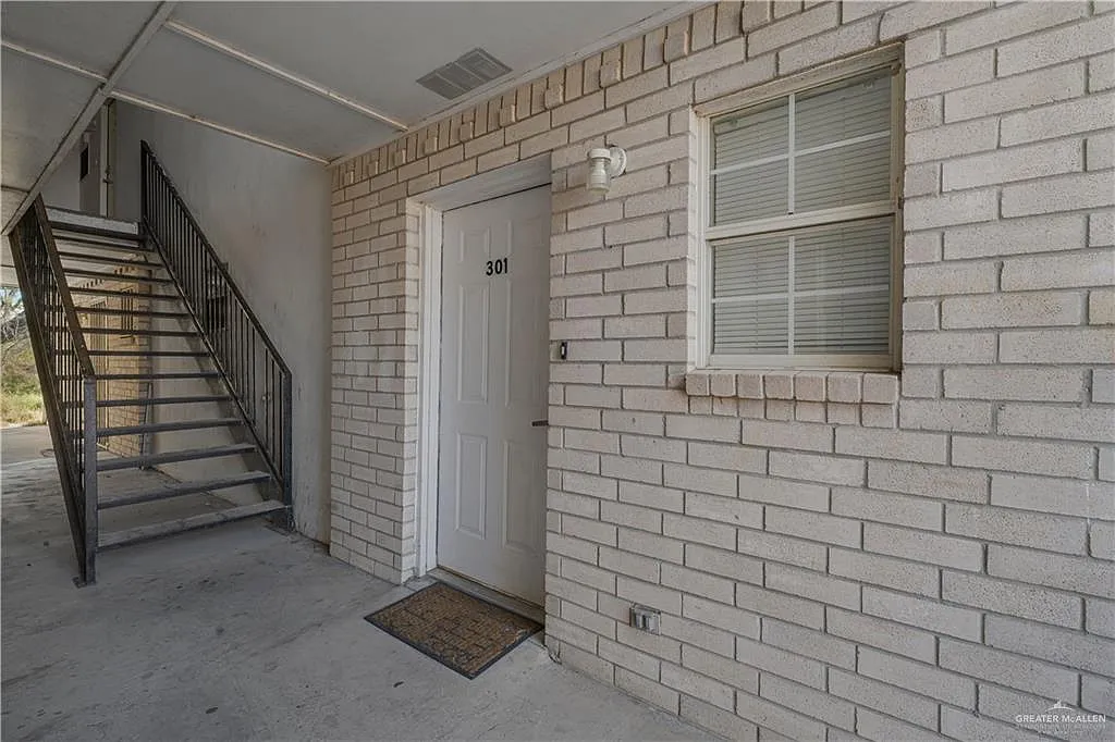 2 bed, 1.0 bath, 893 sqft, $850 — Photo 2