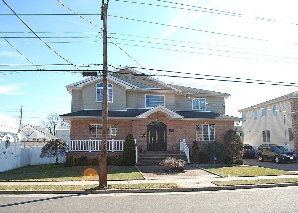 2nd image of 1724 Aladdin Ave