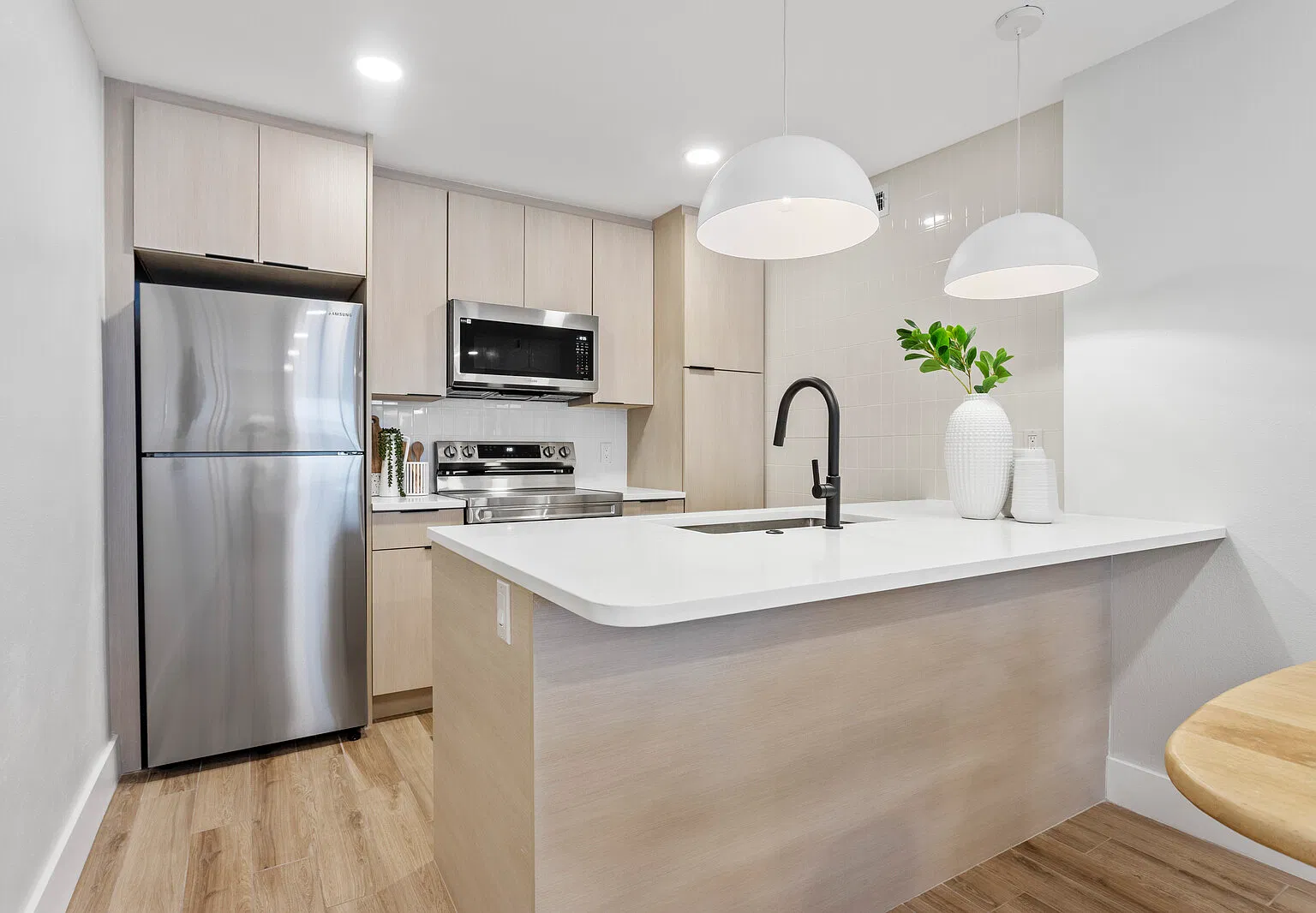 2 bed, 809 sqft, $2,100 — Photo 2