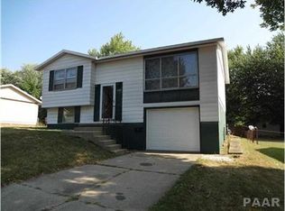 6322 N Randwick Rd, Peoria, IL 61615