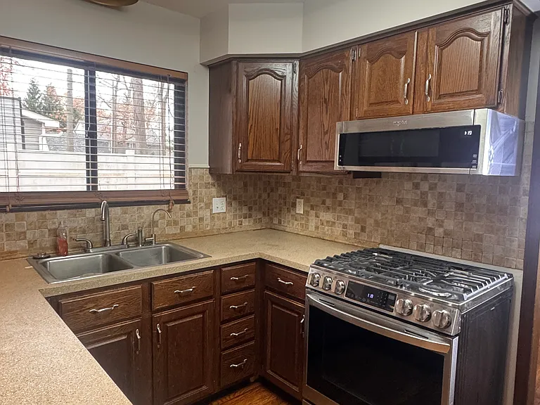 3740 Highcrest Dr — Photo 3