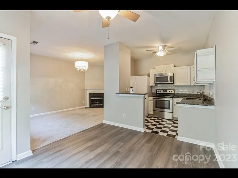 7811 Lennoxshire Ln — Photo 11