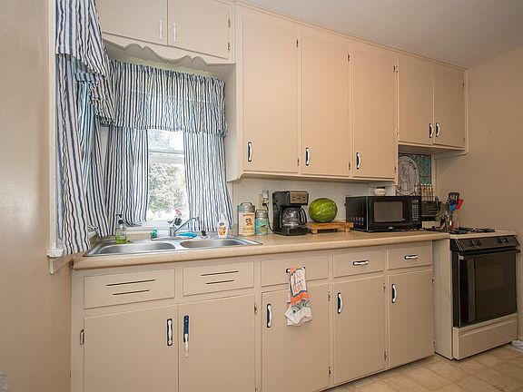 5th image of 424 Cornell Dr