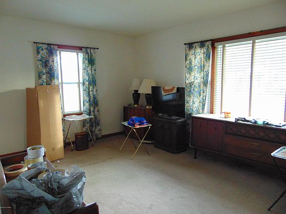3rd image of 27 Putnam Ave