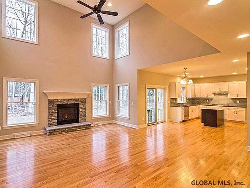 5th image of 33 WALDEN Circle