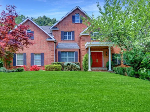 51 Davis Lane, Roslyn, NY 11576