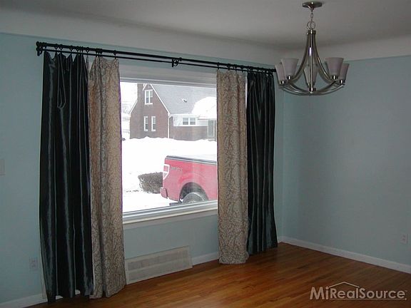 4th image of 25195 Waldorf St