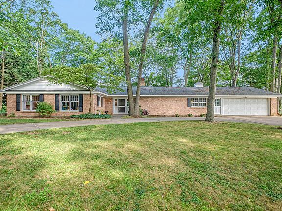 3rd image of 422 Lake Dr