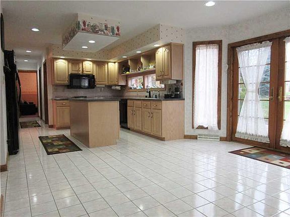 5th image of 111 Lincoln Dr
