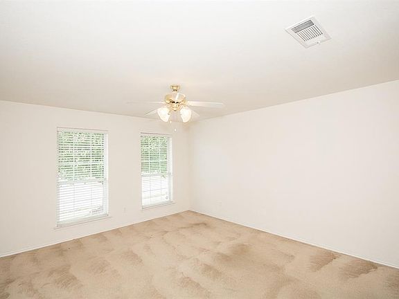 4th image of 810 Ash Ln