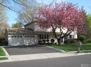 7 Markus Dr, Kendall Park, NJ 08824