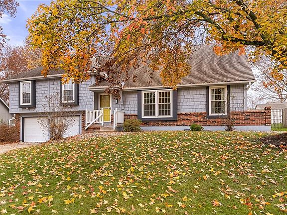 2nd image of 715 NE Cambridge Dr