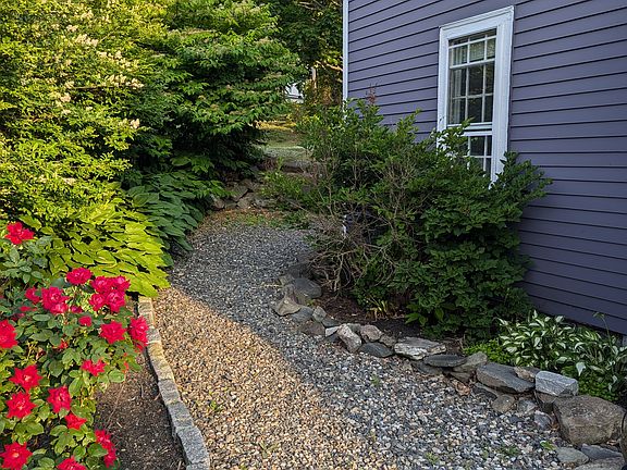 side path to rear of house