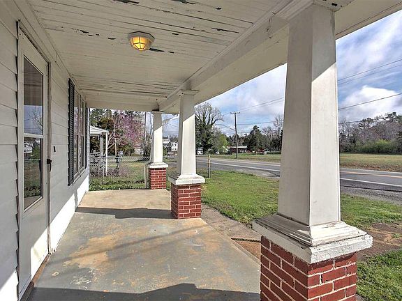2nd image of 821 Mineral Ave