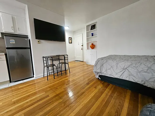 Sold by KNY Realty Group LLC | media 35