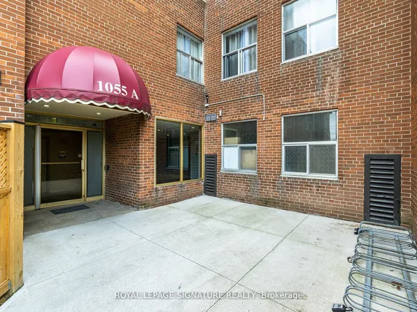 1055 Forestwood Dr #103, Mississauga, ON L5C 2T8