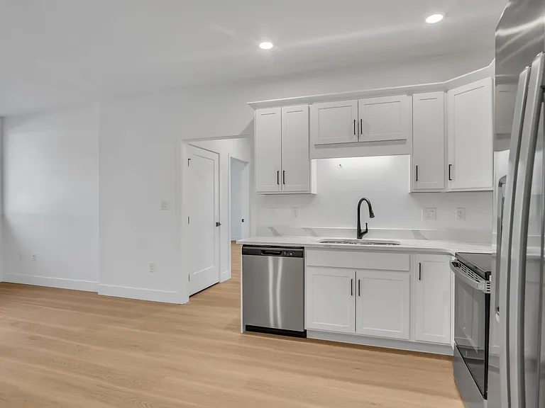 1309 Bridge St #E — Photo 3