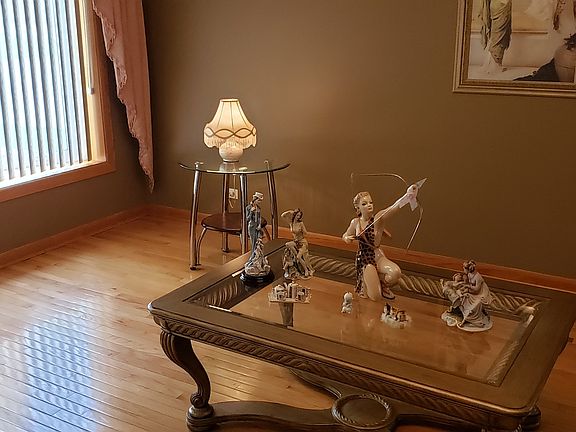 4th image of 143 Kingston Pl