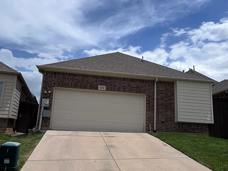 201 Carrington Ln — Photo 3