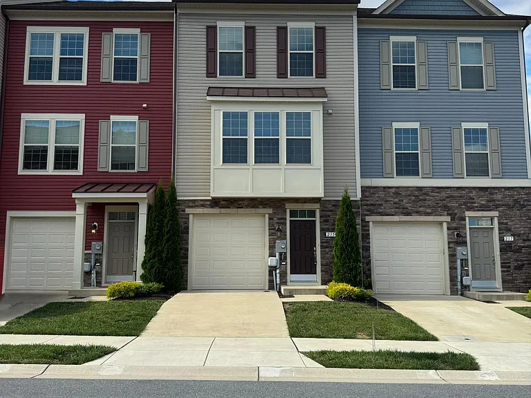 215 Pomegranate Ln — Photo 1