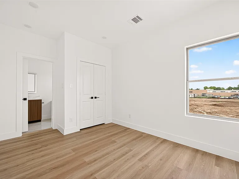 7422 Maxroy St — Photo 34