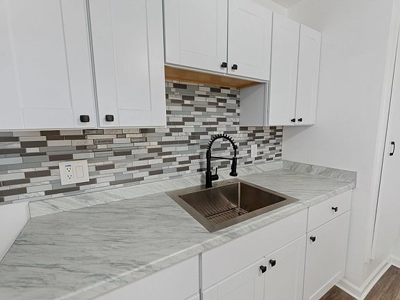 4th image of 404 Middle Ln