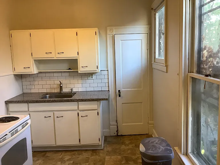 49 Clark Pl #UPSTAIRS — Photo 7