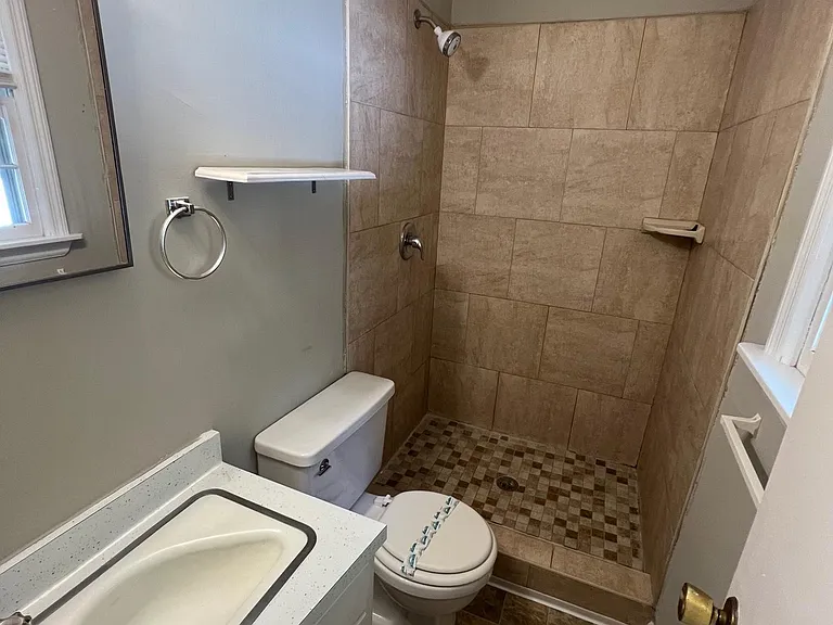 212 Henderson St — Photo 11
