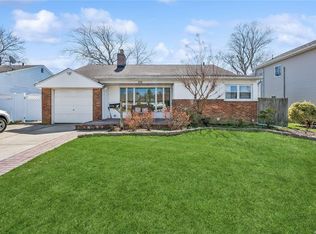 3770 Windsor Dr, Bethpage, NY 11714