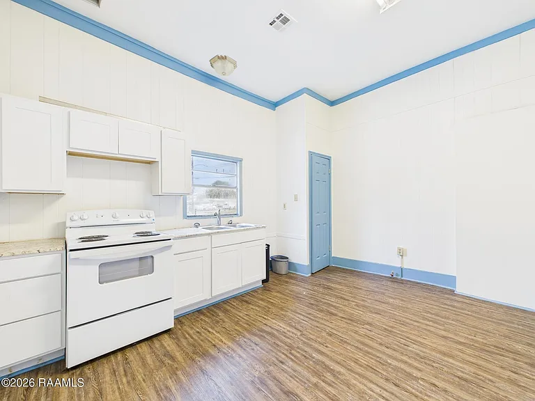 405 E Convent St — Photo 8