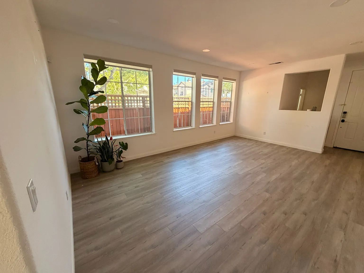 4 bed, 2.5 bath, 2194 sqft, $5,995 — Photo 2