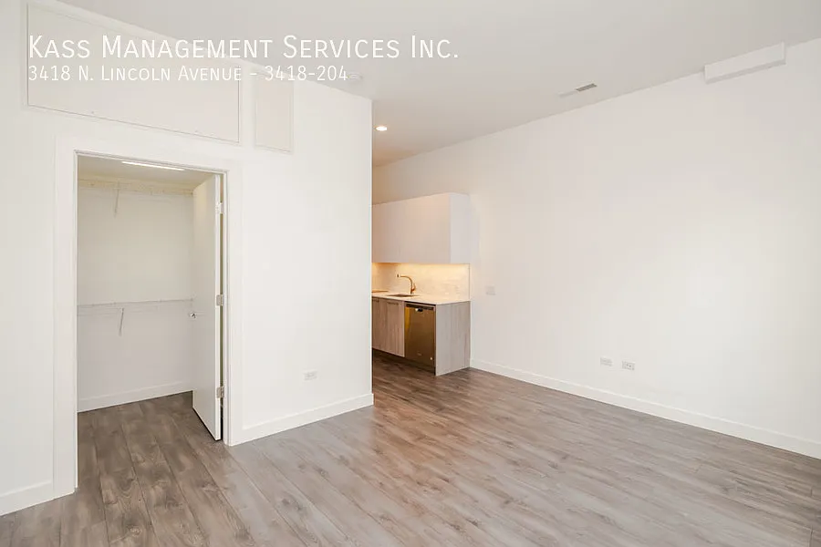 Building Photo - 3418 N Lincoln Ave #204
